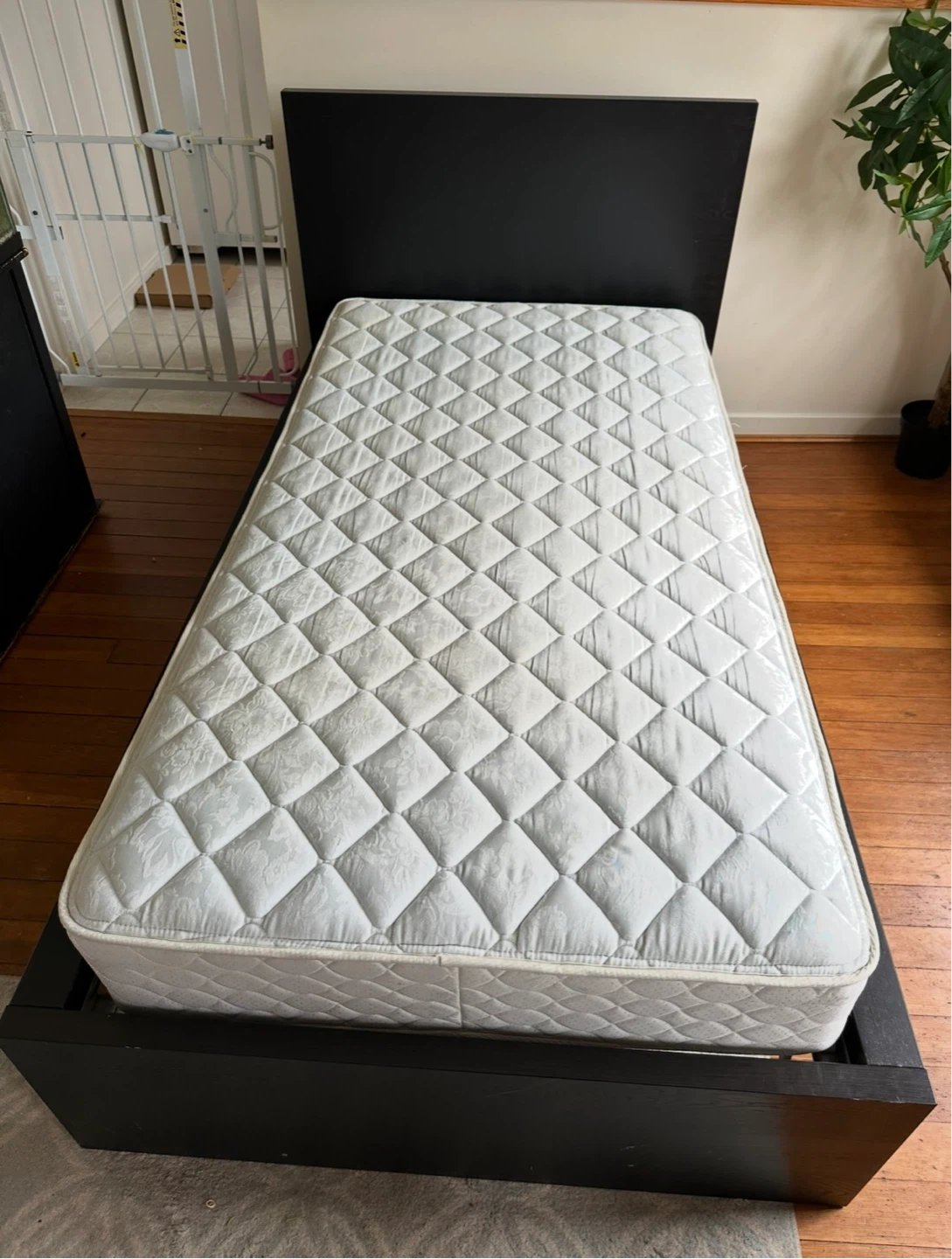 Excellent condition Twin bed frame *Free delivery - photo 3