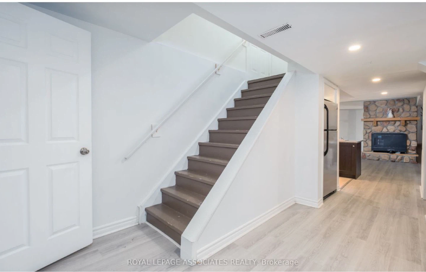 Brand new 1 bedroom basement for rent! Markham & 14th - photo 2