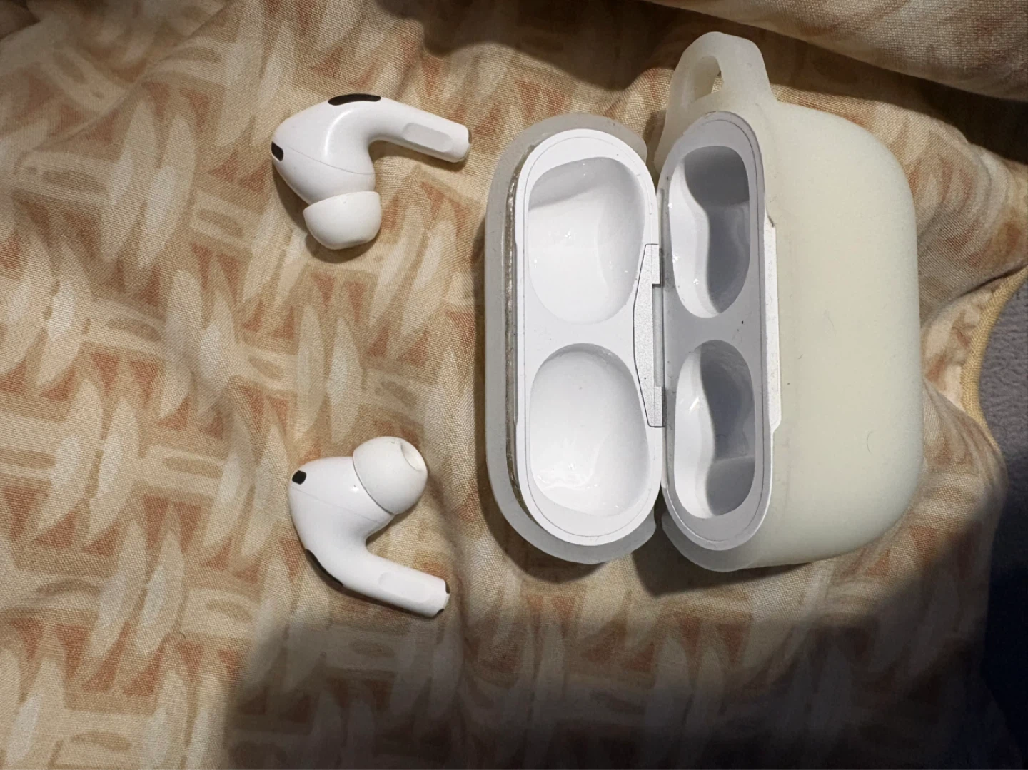 Apple AirPods Pro (2nd Generation) usb-c with Case - photo 2