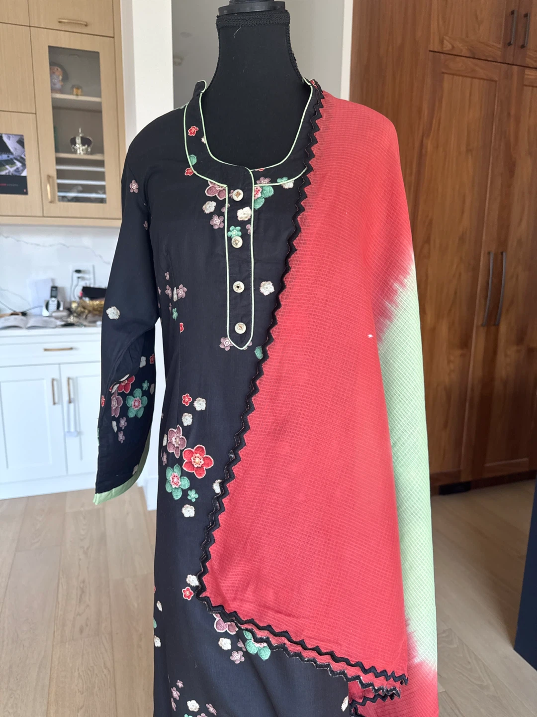 Black floral print kurti with dupatta - photo 3
