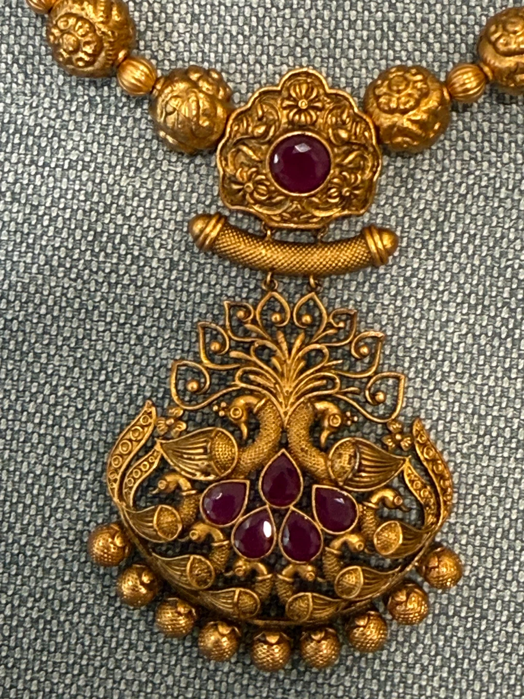 Gold-toned necklace with ruby-coloured stones - photo 2