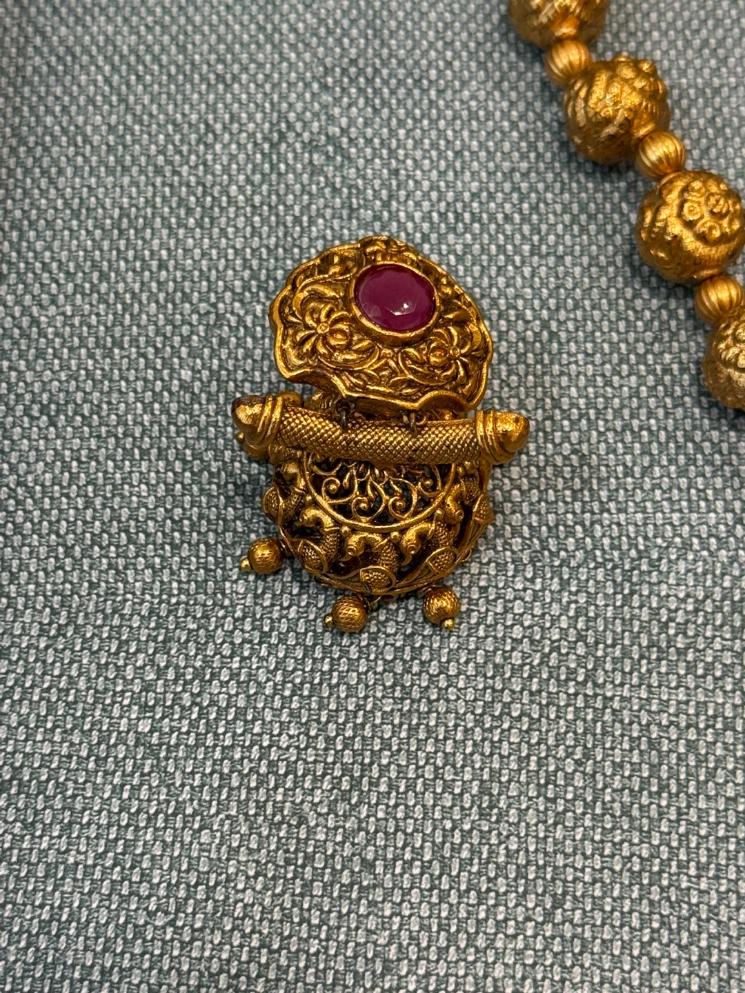 Gold-toned necklace with ruby-coloured stones - photo 4