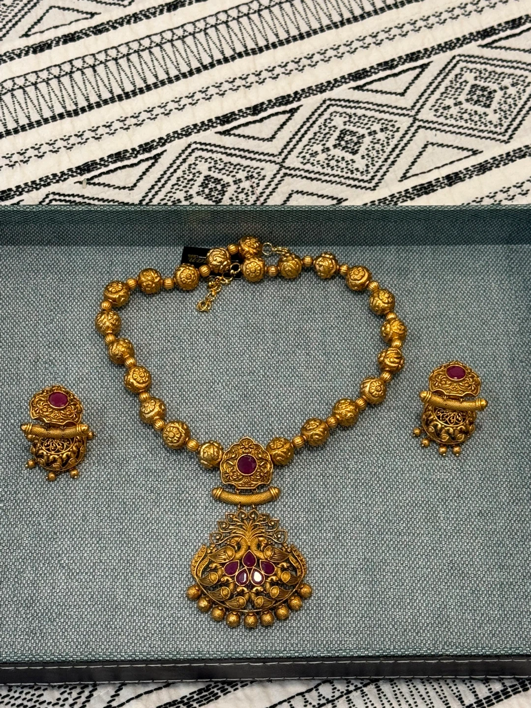 Gold-toned necklace with ruby-coloured stones - photo 3