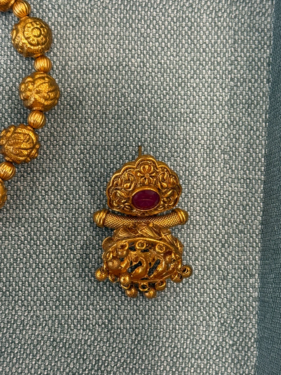 Gold-toned necklace with ruby-coloured stones - photo 5