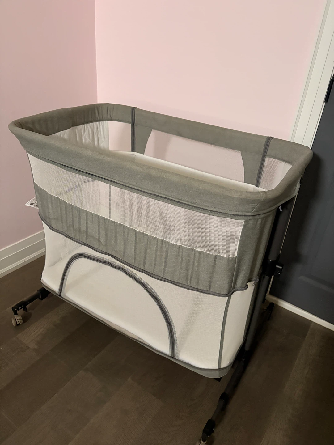 Grey Bassinet/Bedside Sleeper