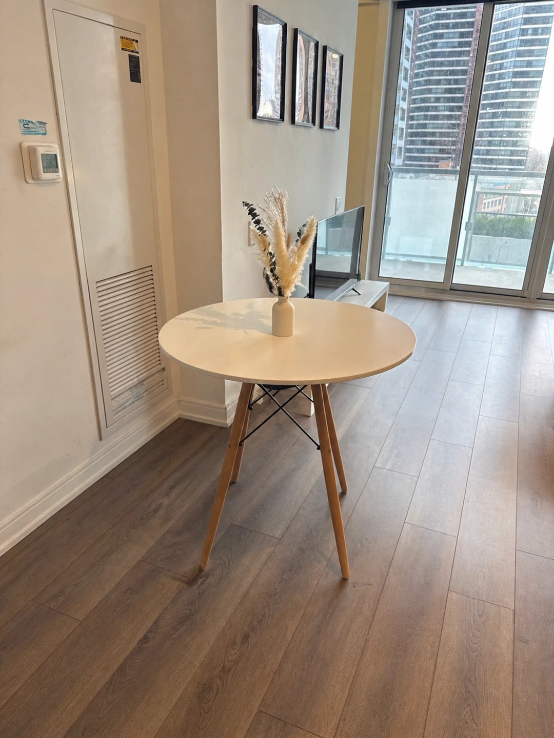 Round Dining Table with Wooden Legs