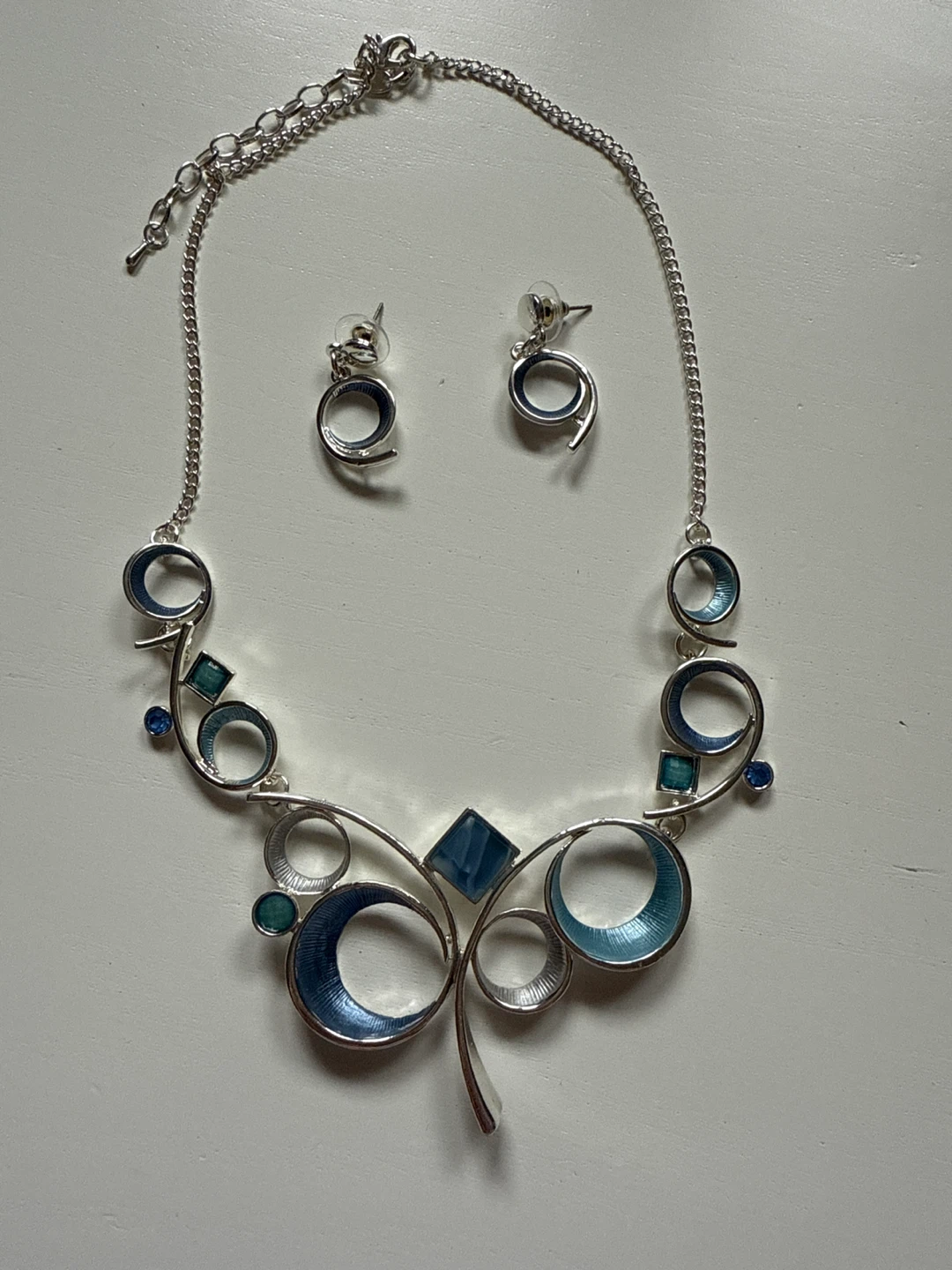 Silver Tone Necklace and Earring Set with Blue Accents 🌱