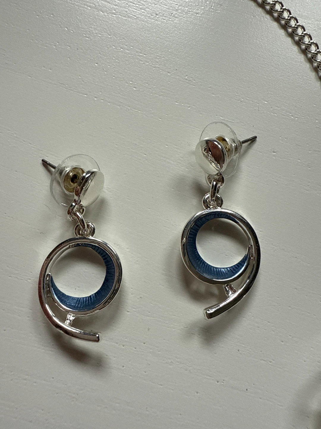 Silver Tone Necklace and Earring Set with Blue Accents 🌱 - photo 2