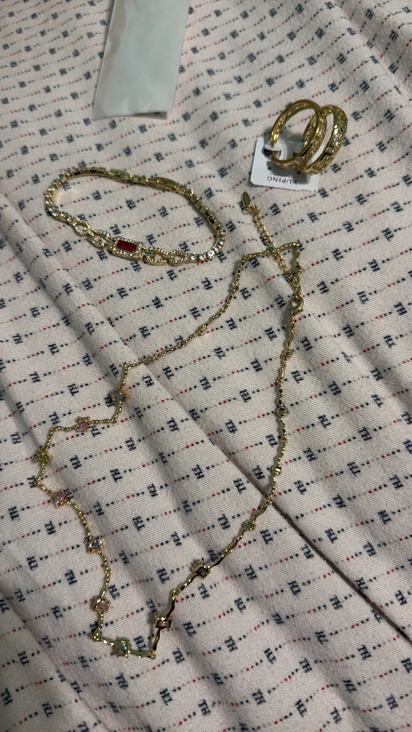 Set of 3 Jewelry Pieces: Earrings, Necklace, and Bracelet - photo 4