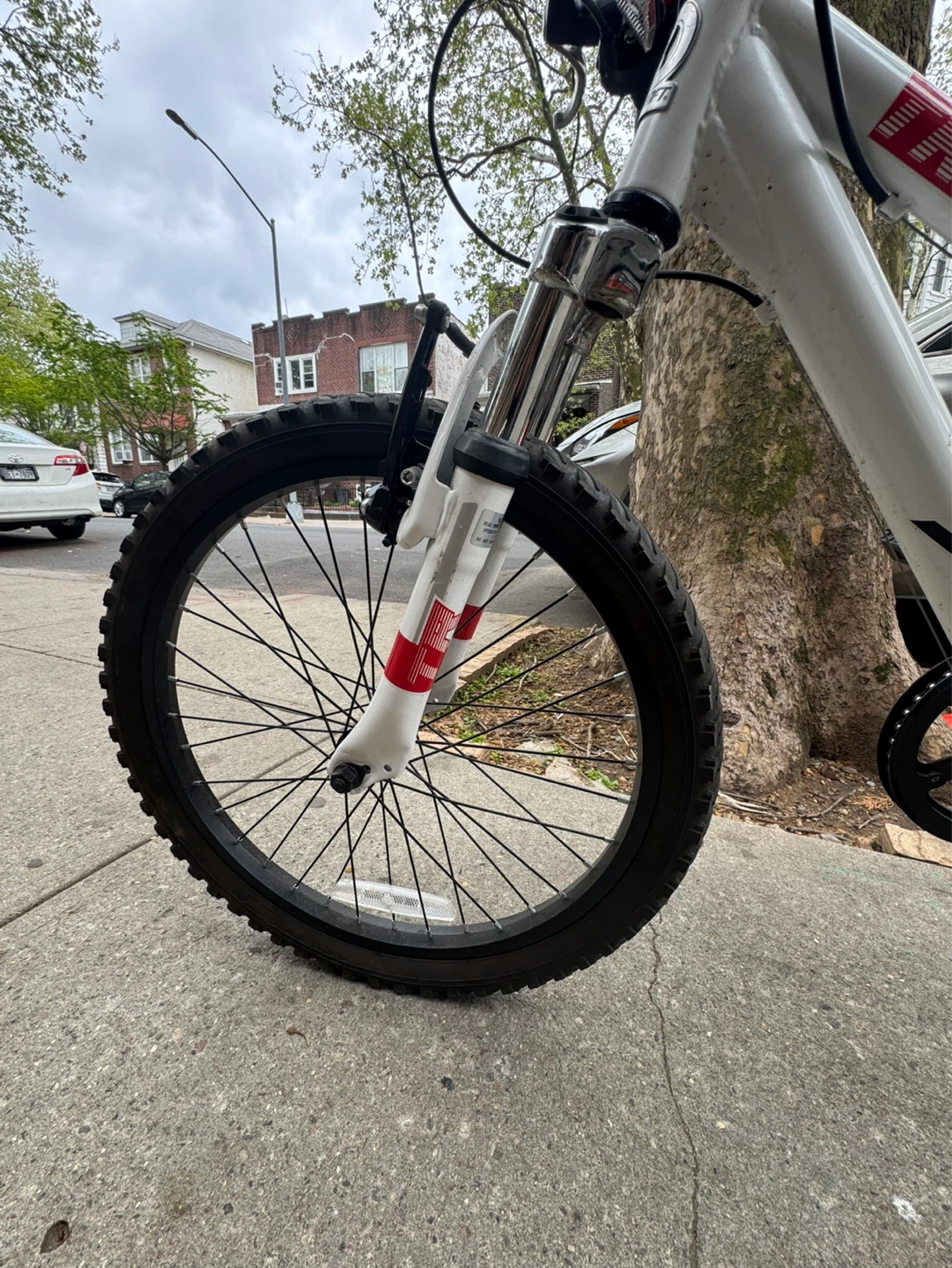 White "THROTTLE" Kids Bike - photo 3