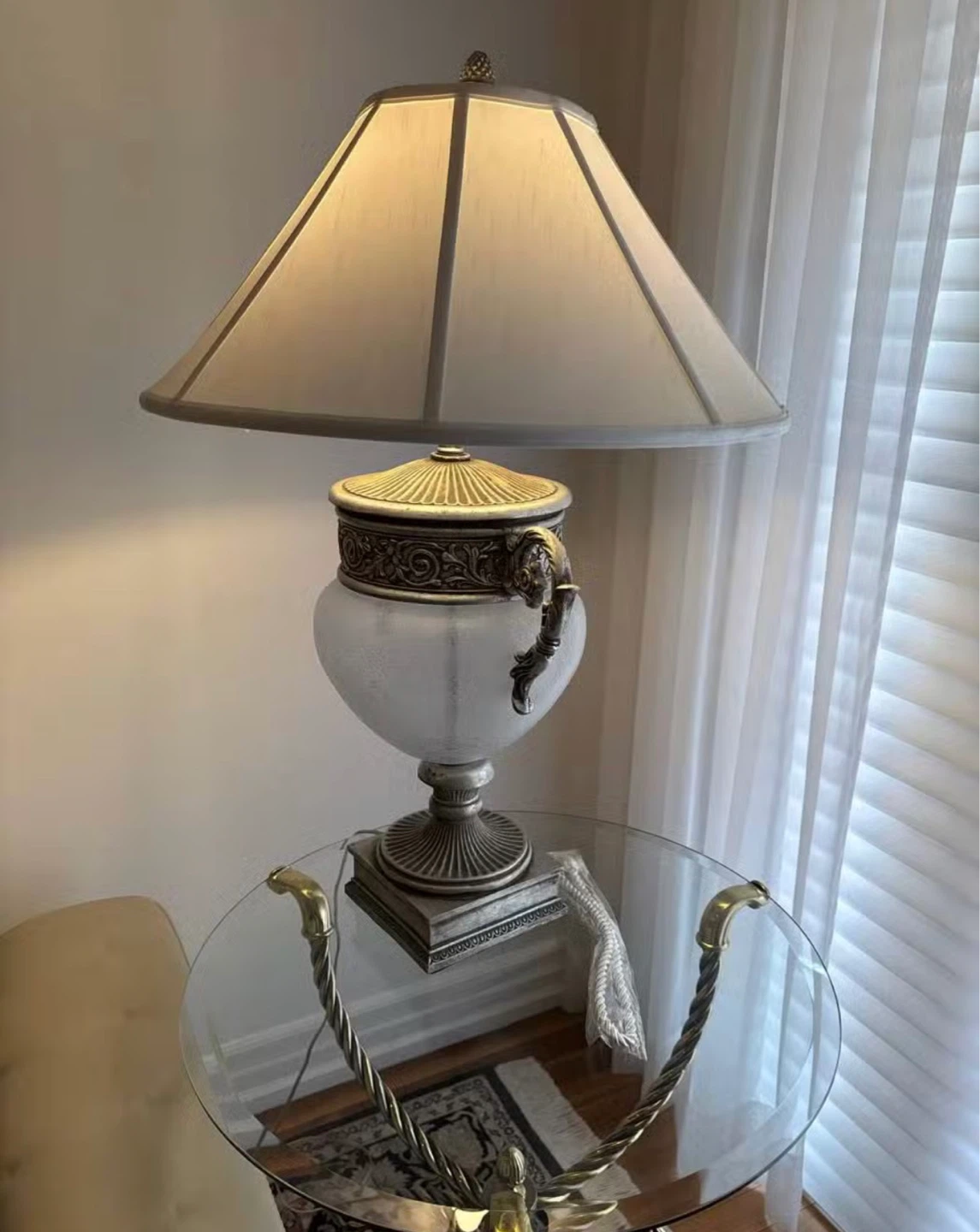 Decorative Urn Table Lamp with Frosted Glass Base - photo 2