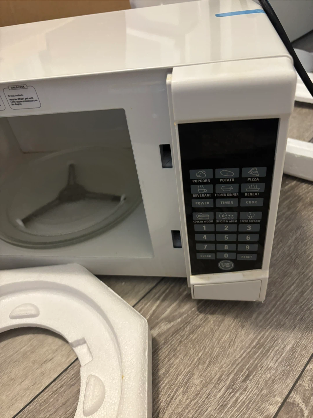 RCA RMW733-WHITE 0.7 Cu. Ft. Microwave