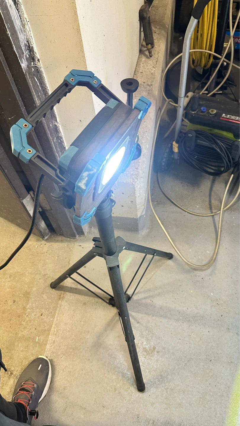 LED Work Light With Telescopic Tripod
