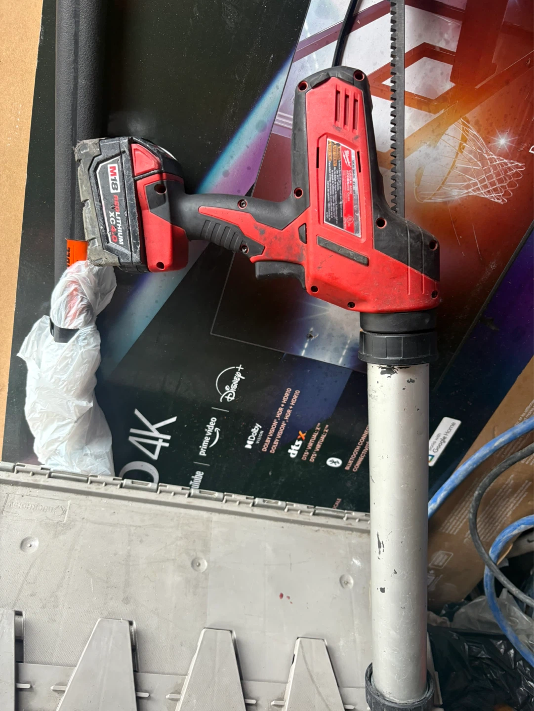 Milwaukee M18 Cordless Caulk Gun - photo 3
