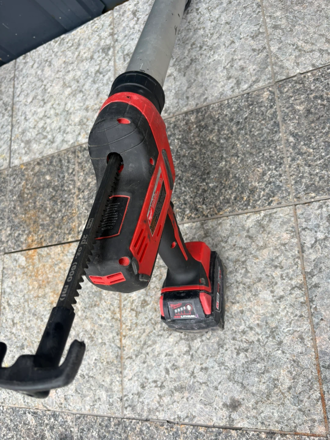 Milwaukee M18 Cordless Caulk Gun - photo 2