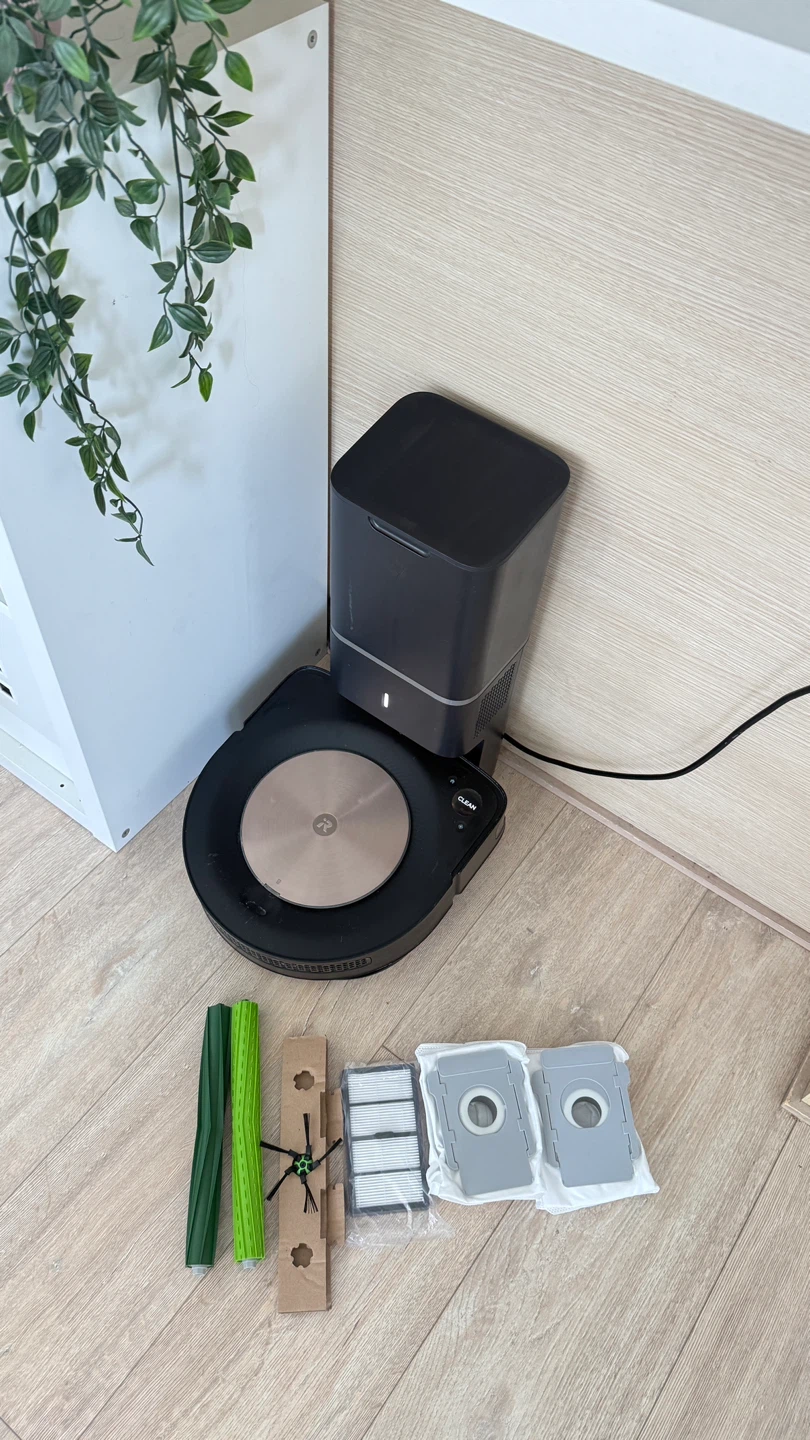 iRobot Vaccum Roomba S9+ with its Base & NEW Parts