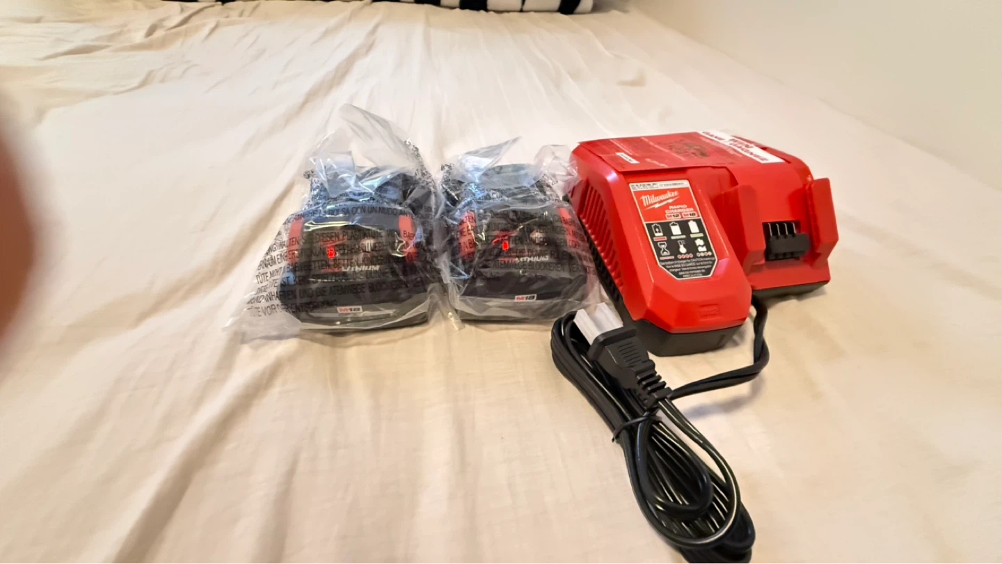 Milwaukee M18 REDLITHIUM CP3.0Ah Battery 2-Pack & Charger