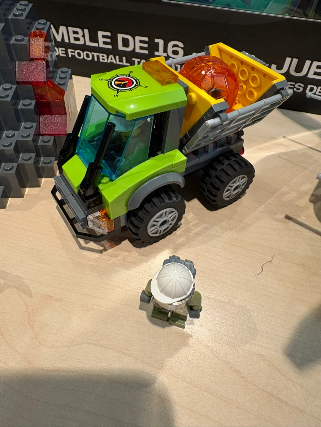 LEGO City volcano heavy lift helicopter - photo 3