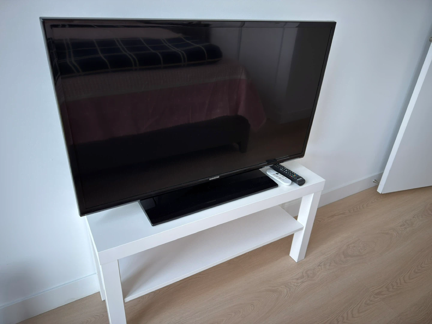 Samsung 39” LED TV + IKEA Stand + Google Chromecast Bundle