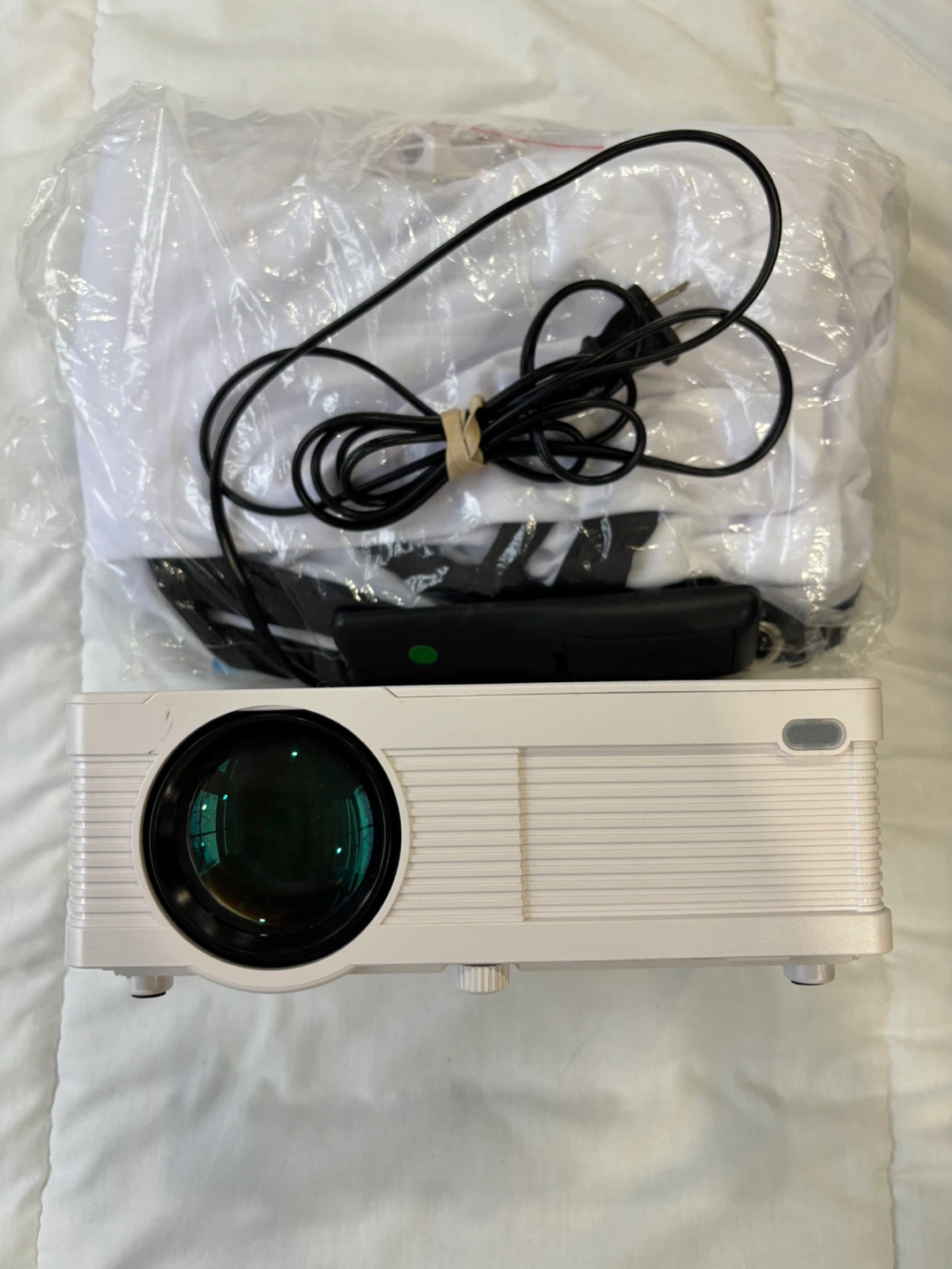 QKK Mini Projector with Remote - photo 2