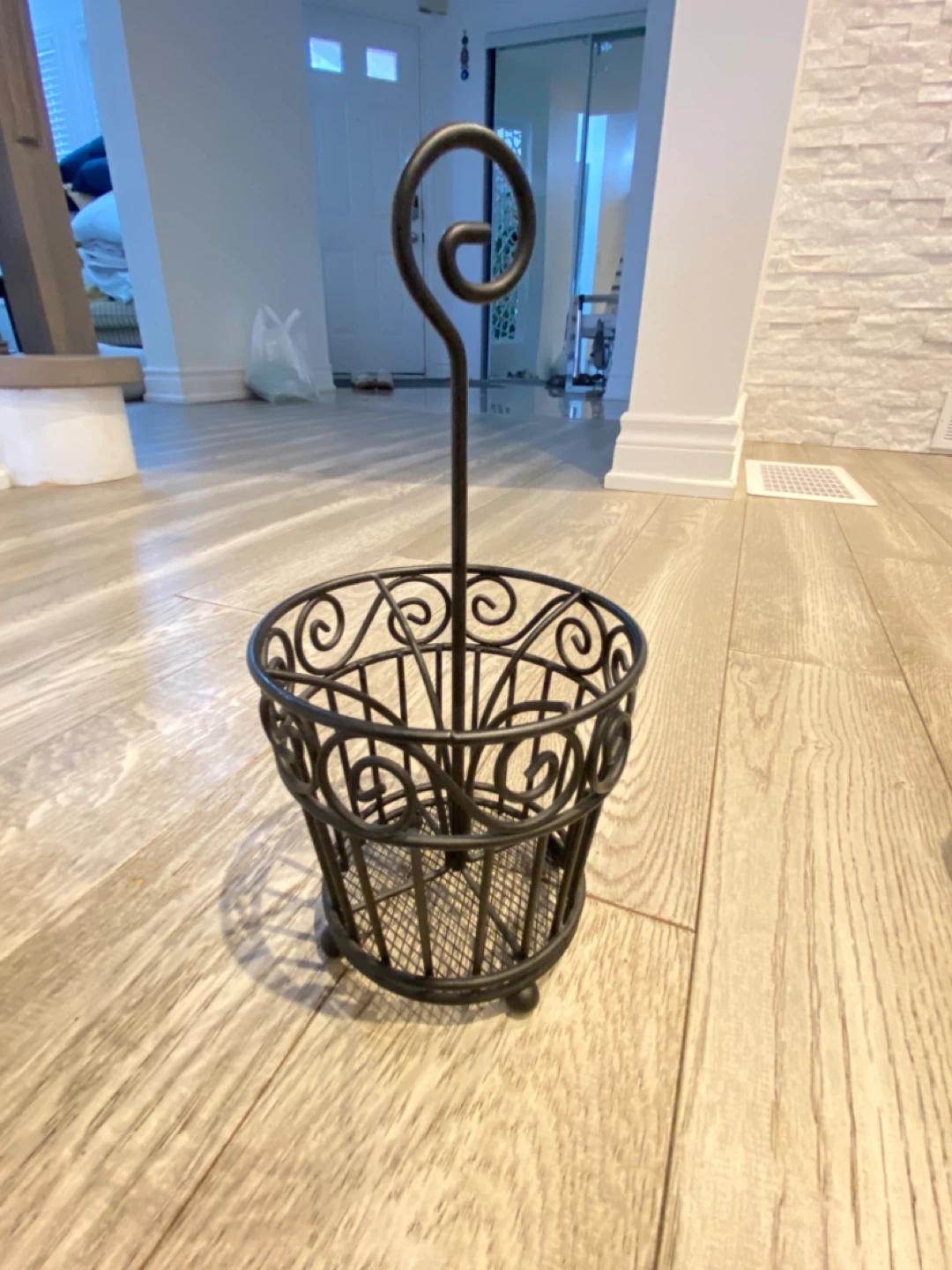 Black Metal Utensil Holder with Swirl Handle