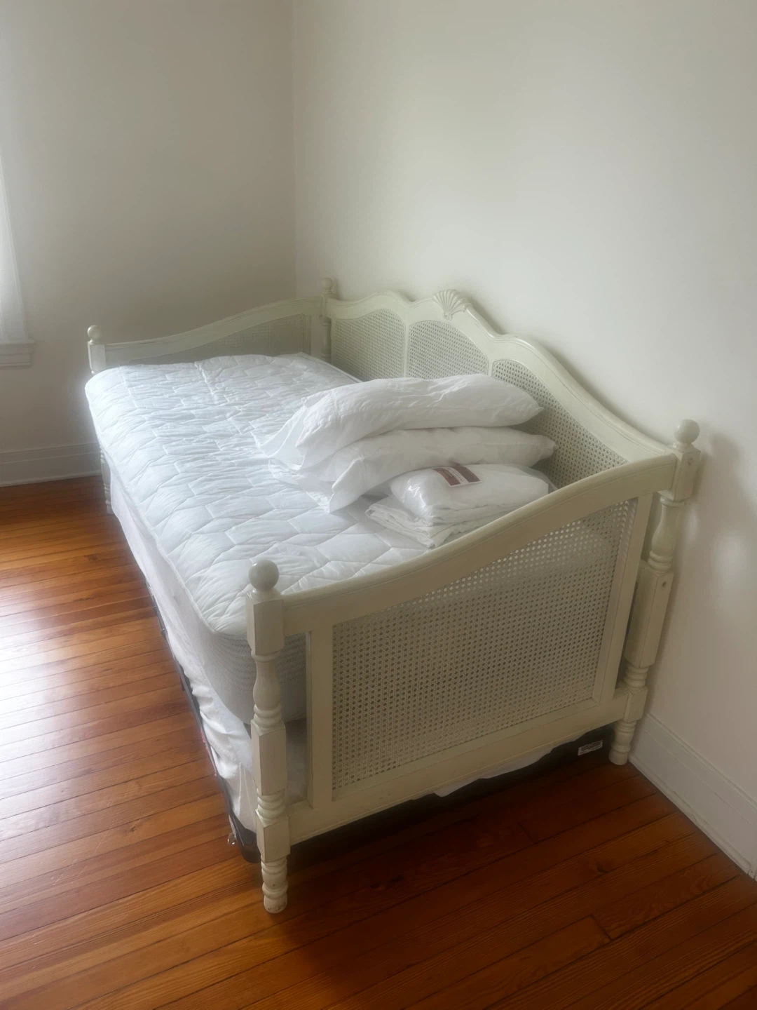 Hillsdale "Melanie" Daybed Set - Trundle & 2 Twin Mattresses - photo 2