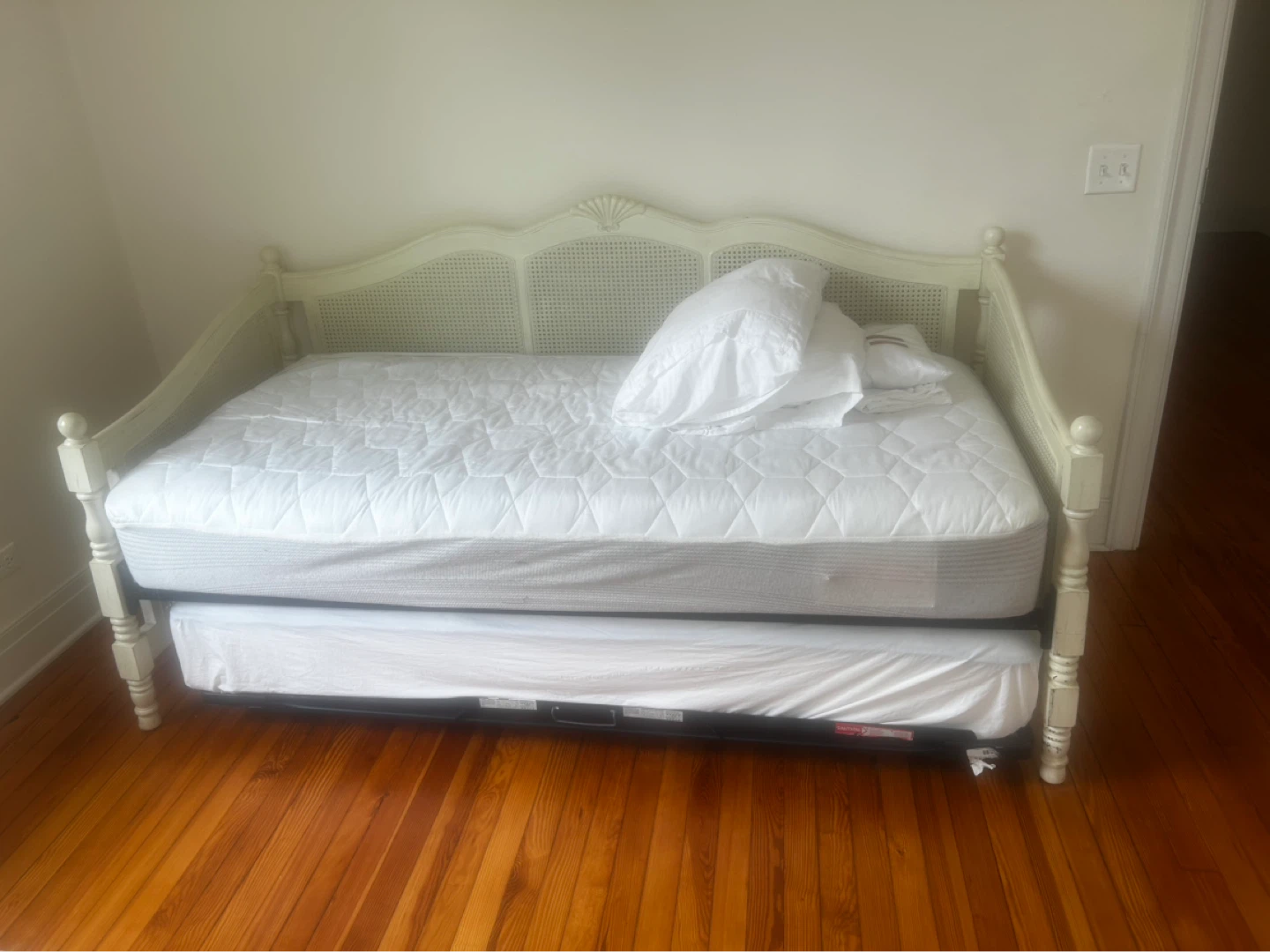 Hillsdale "Melanie" Daybed Set - Trundle & 2 Twin Mattresses