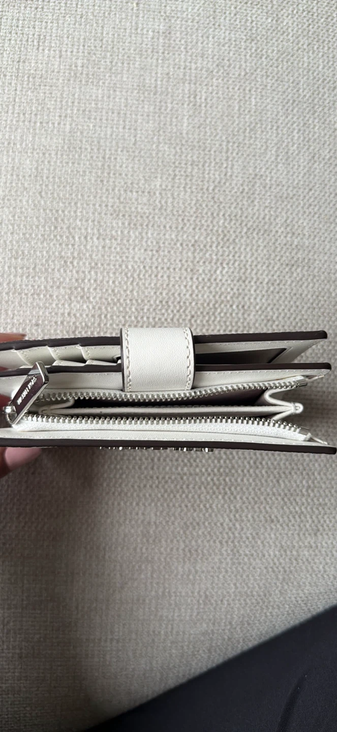 Like new -Michael Kors White Logo Print Bifold Wallet - photo 3