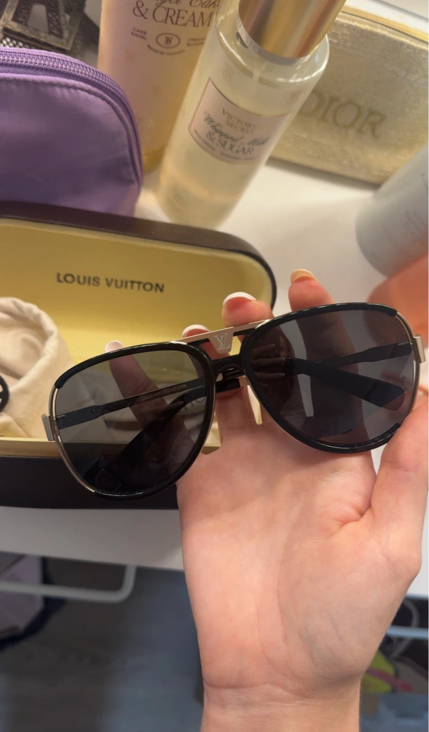 Louis Vuitton Aviator Sunglasses with Case - photo 2