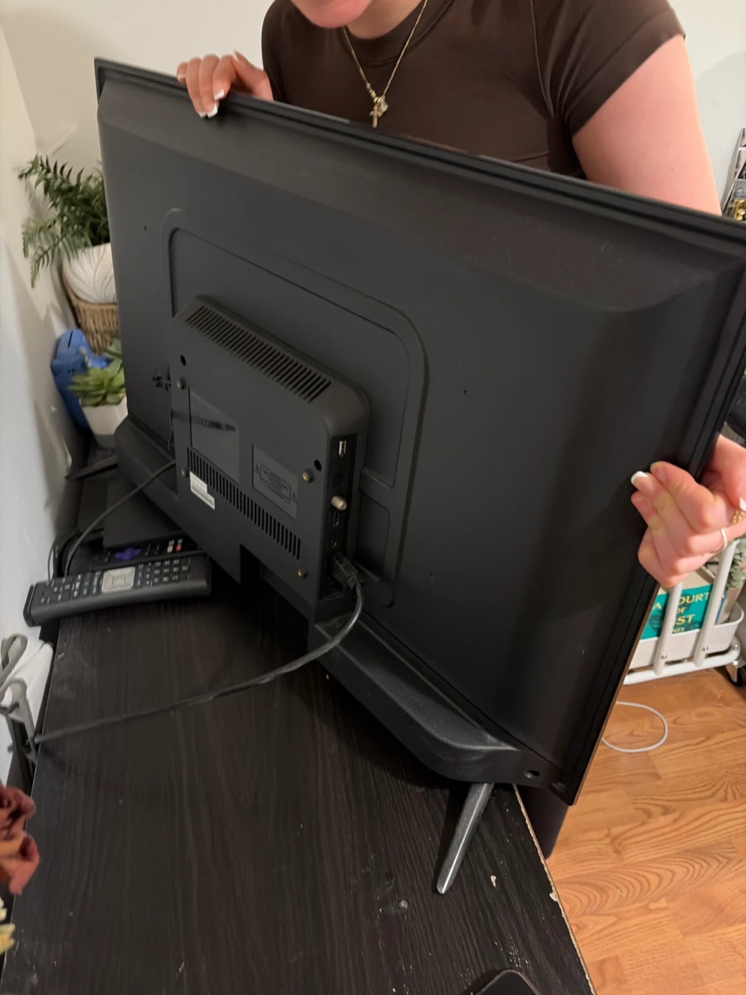 RCA 32-inch LED TV - photo 2