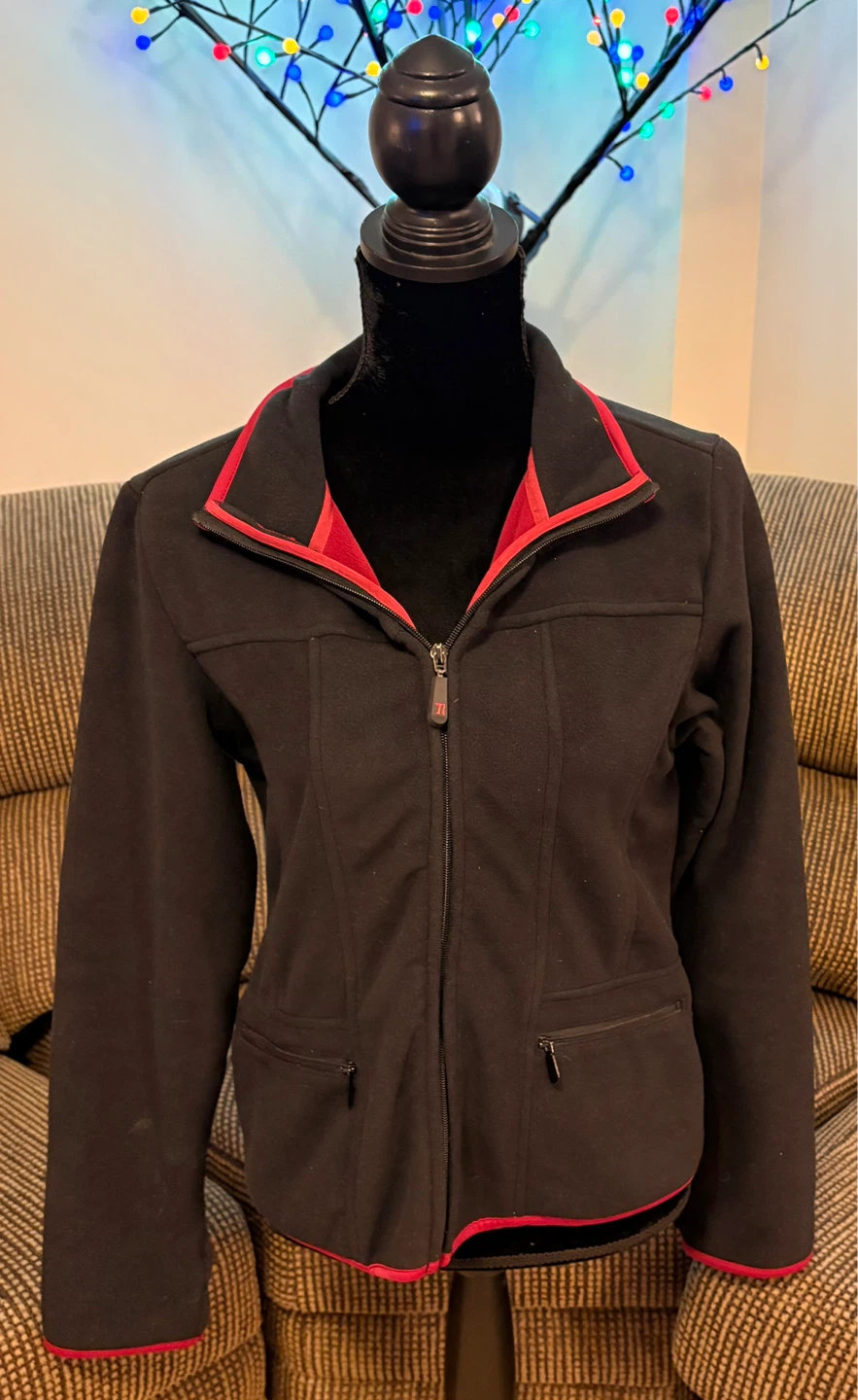 ✨✨NOTICE fleece jacket P/L black with red trim