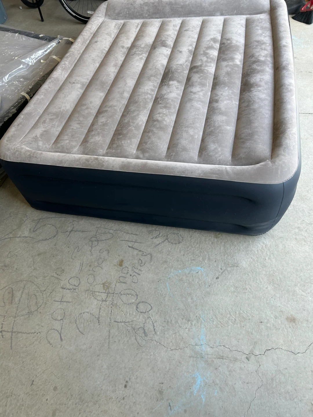 Intex Queen Air Mattress with Built-in Pump - photo 2