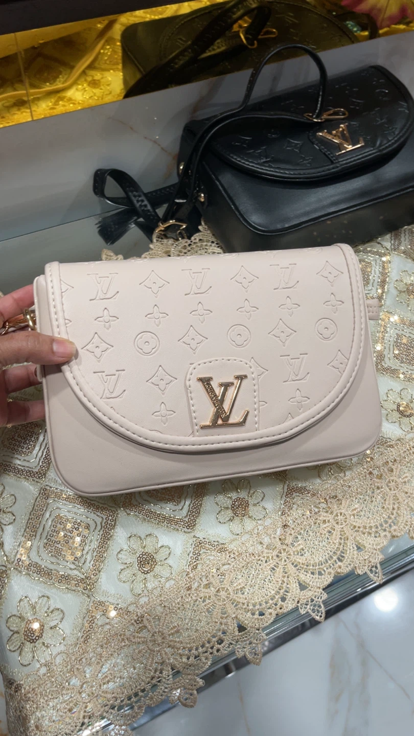 Louis Vuitton Shoulder Bag - Black Leather - photo 4