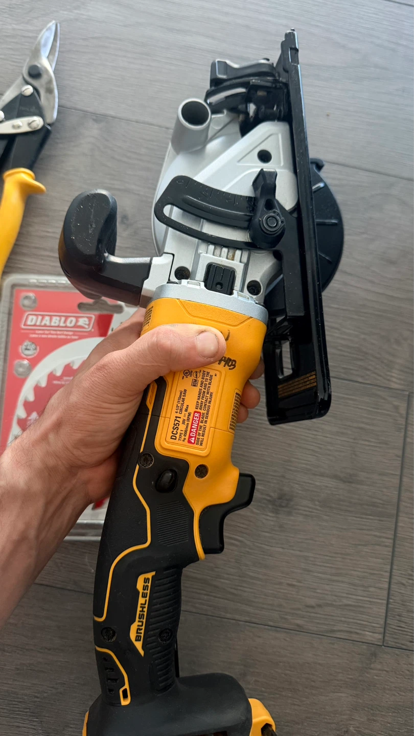 DeWalt 20V ATOMIC Circular Saw + Snips + Diablo Blade - photo 3