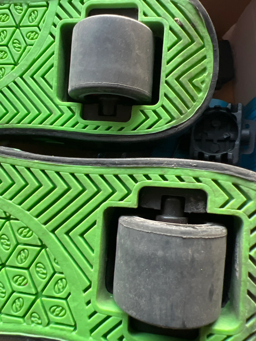 Heelys Pro 20 Minecraft Wheeled Shoes Youth 2 Black/Green - photo 3