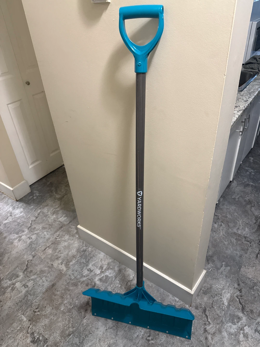 Yardworks Snow Pusher