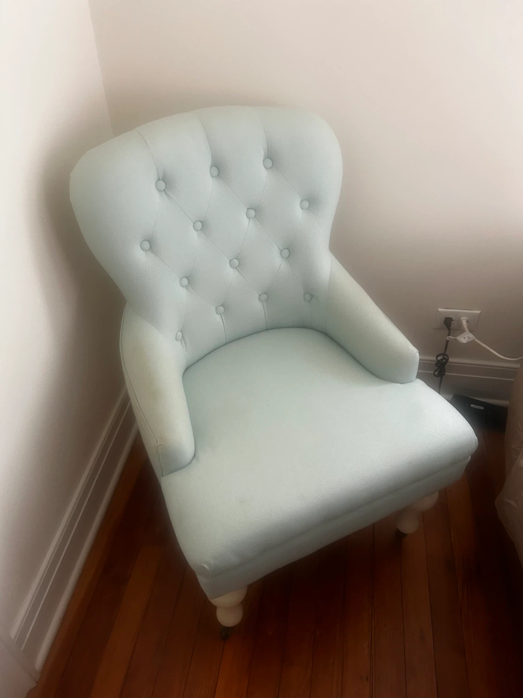 Safavieh Sutton Tufted Robbins Egg Blue Arm Chair