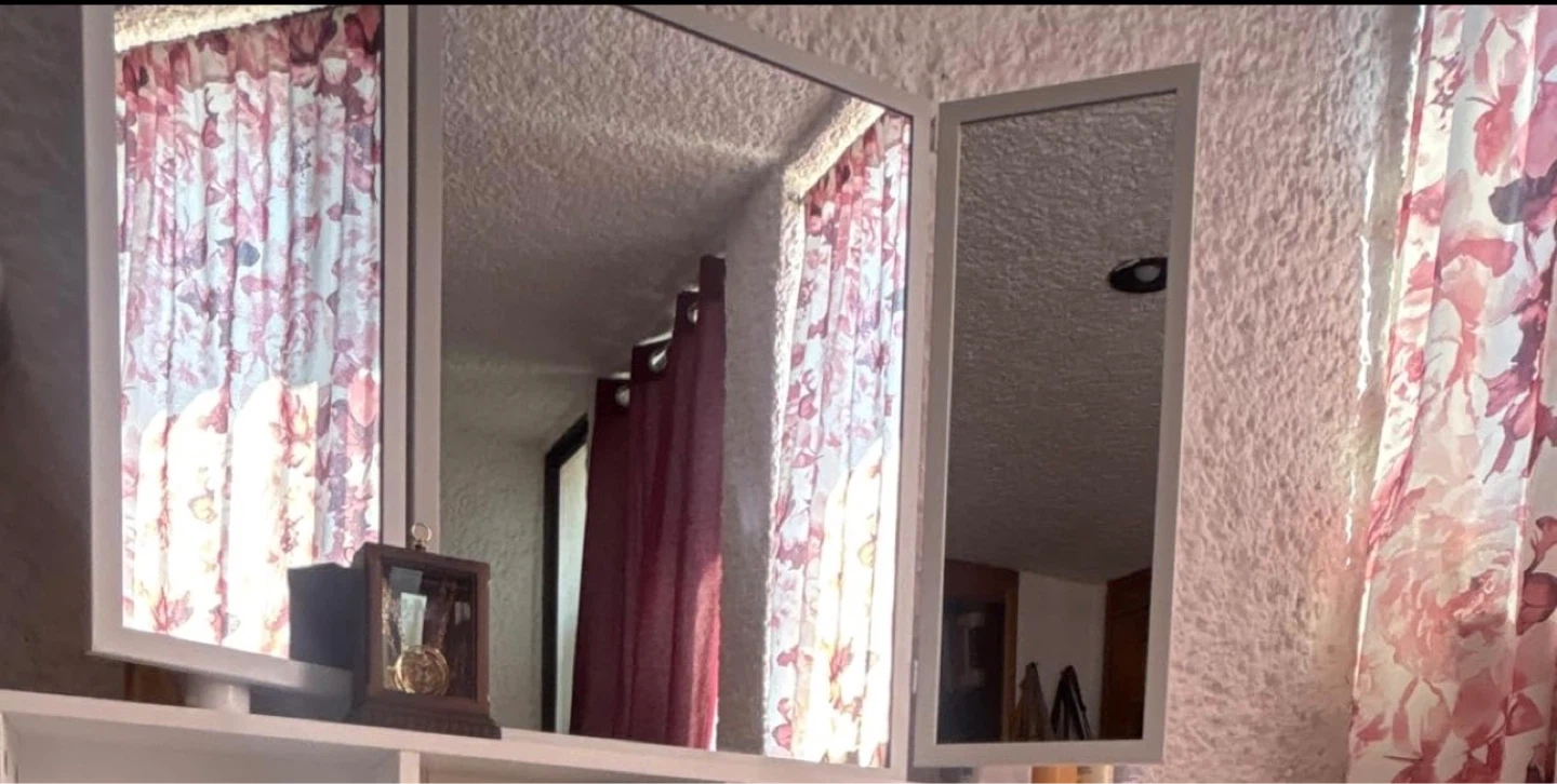 Tri-Fold Mirror (no dresser, only the mirror) - photo 2