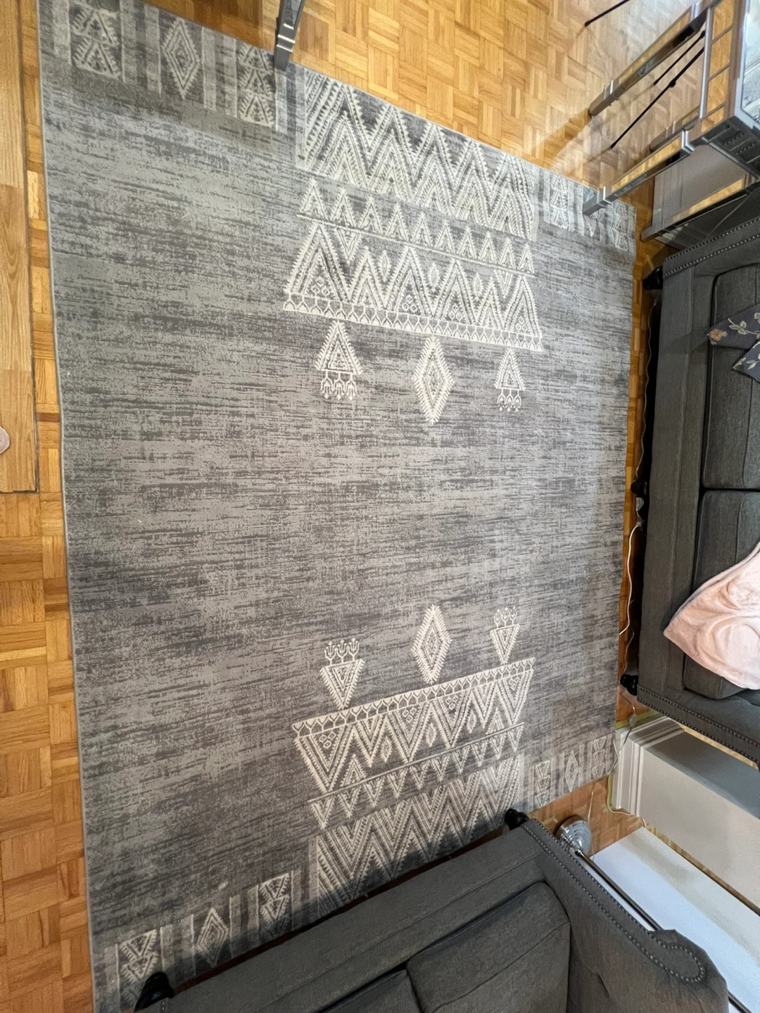 Grey Area Rug with Geometric Pattern - photo 4