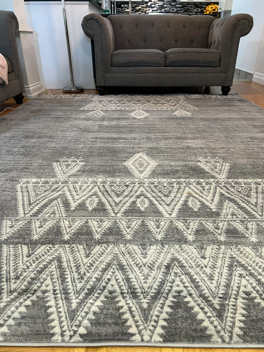 Grey Area Rug with Geometric Pattern - photo 2