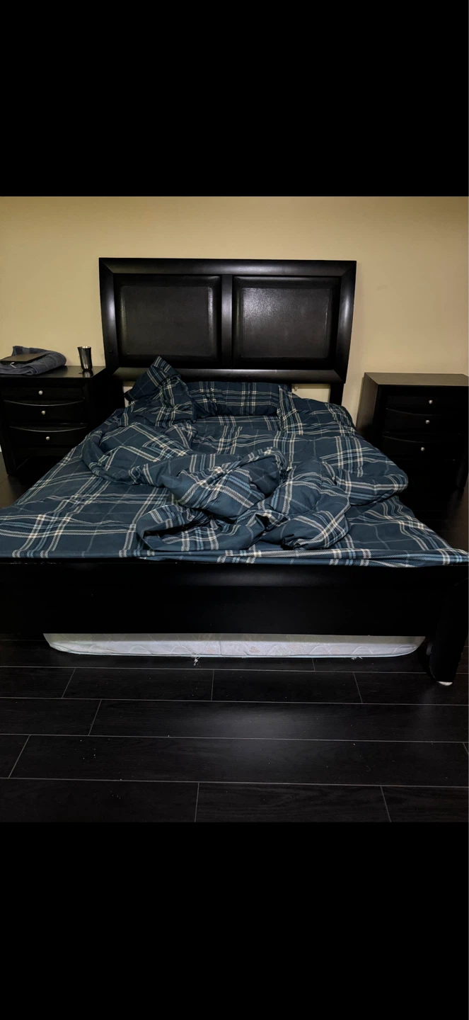 Black Queen Bed set ,bed Frame,2 nightstand 1 chester - photo 2