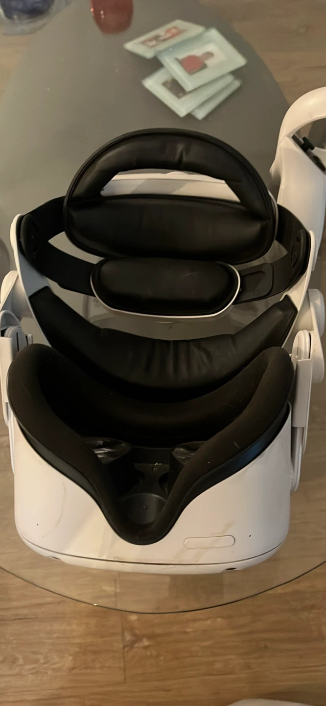 Meta Quest 2 VR Headset and Controllers - photo 3
