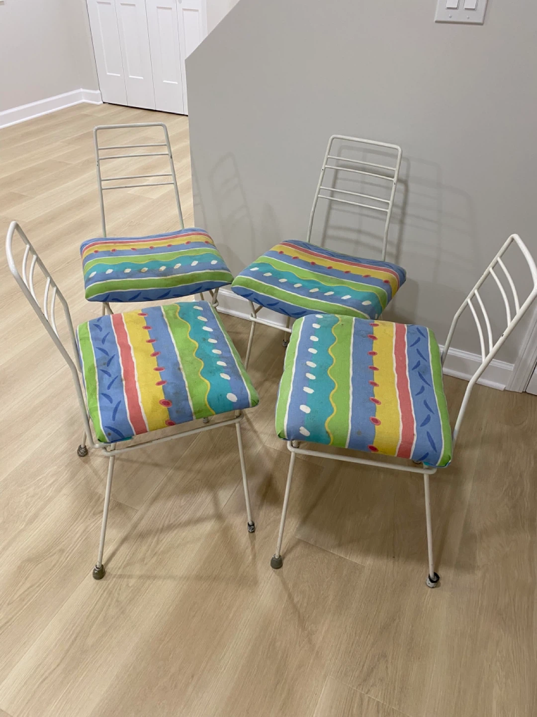Set of 4 White Metal Chairs with Colorful Cushions - photo 3