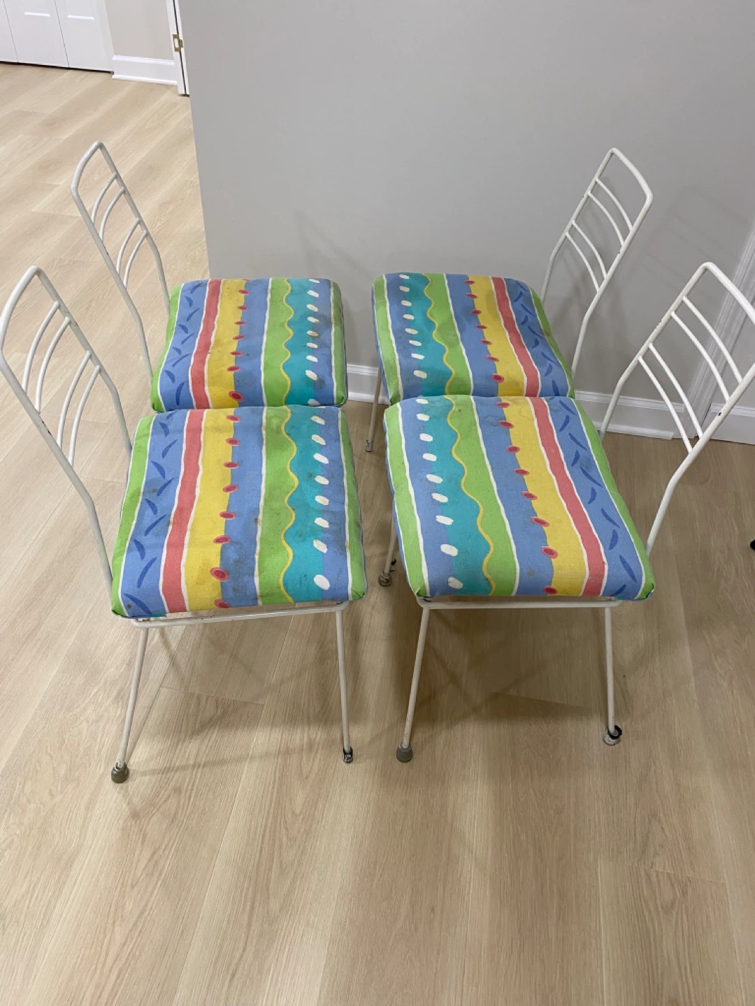 Set of 4 White Metal Chairs with Colorful Cushions - photo 2