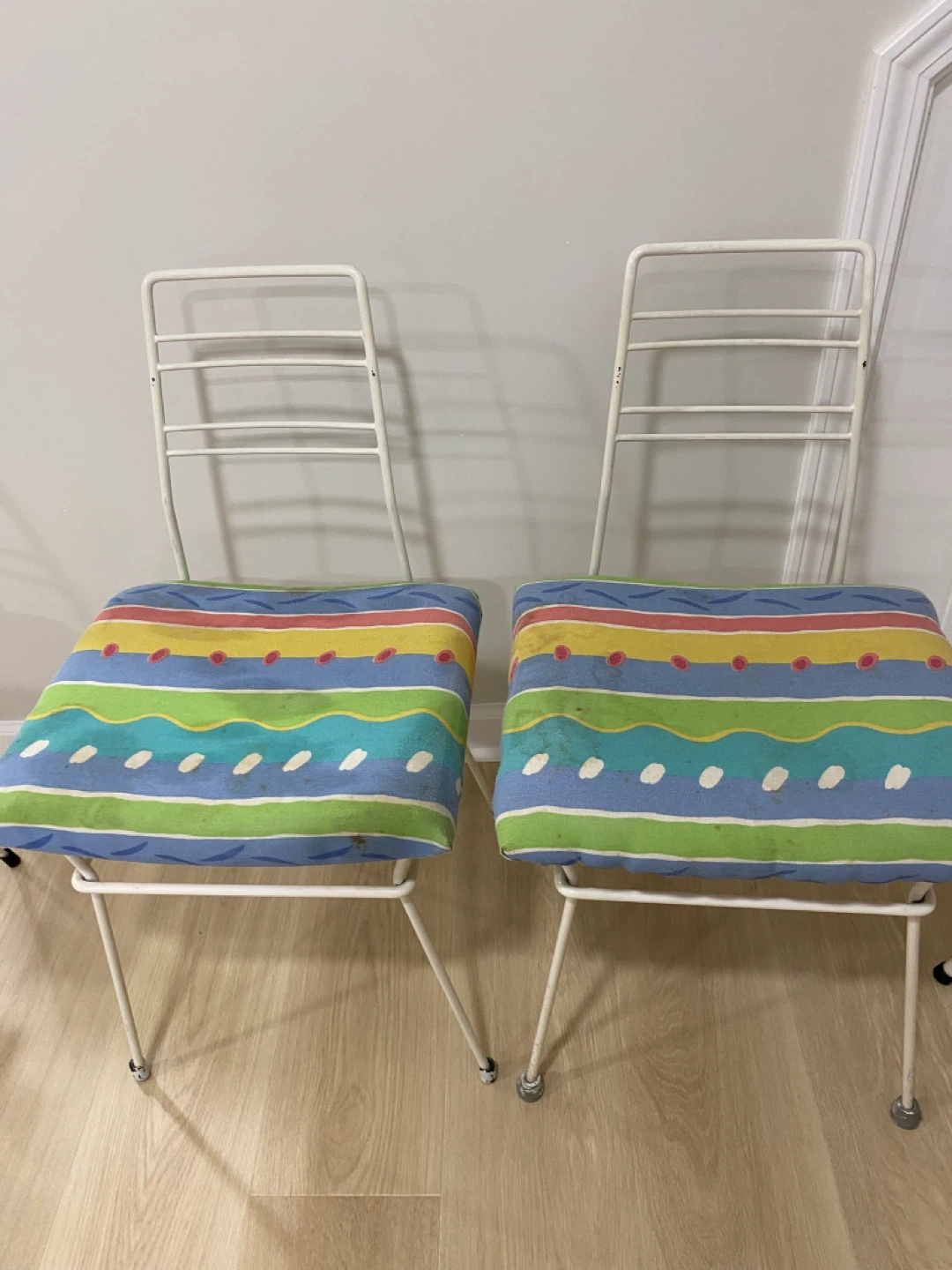 Set of 4 White Metal Chairs with Colorful Cushions