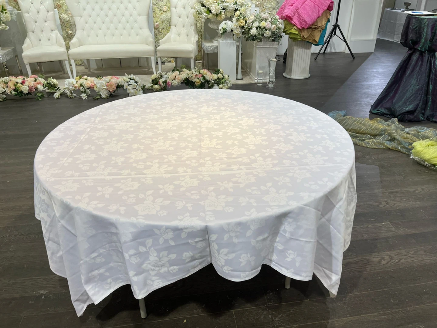 Round Tablecloth with Floral Pattern