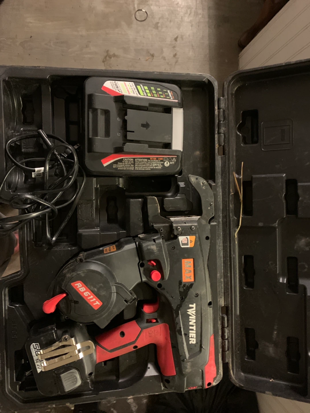 MAX TWINTER RB611T Rebar Tying Tool with Battery and Charger