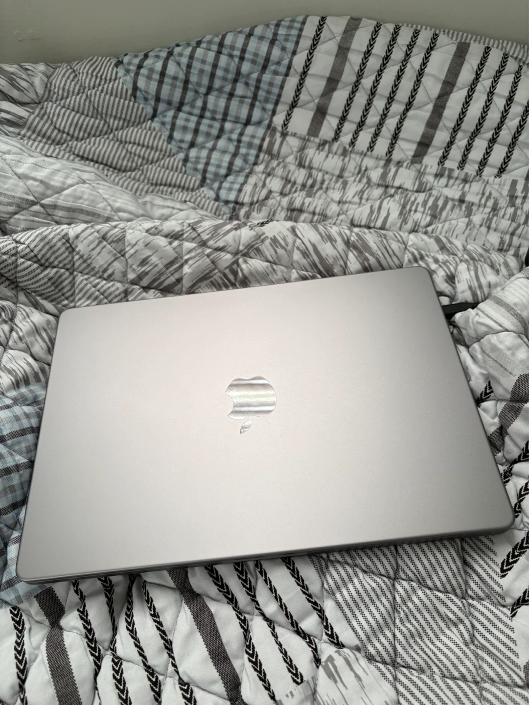 Apple MacBook Pro - M1 pro Chip - Lightening Fast - photo 3