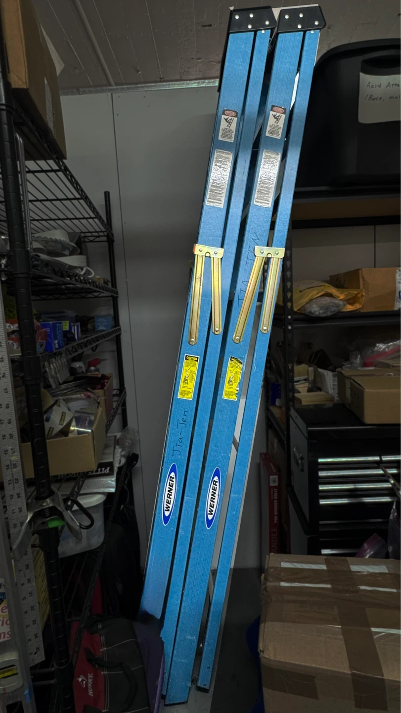 Werner 8 ft. Fiberglass Step Ladder with 250 lb. Load Capacity - photo 2