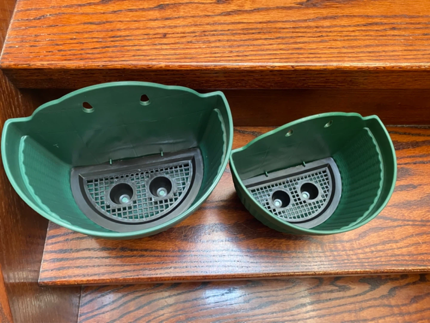 Set of 2 Green Plastic Wall Planters - photo 2